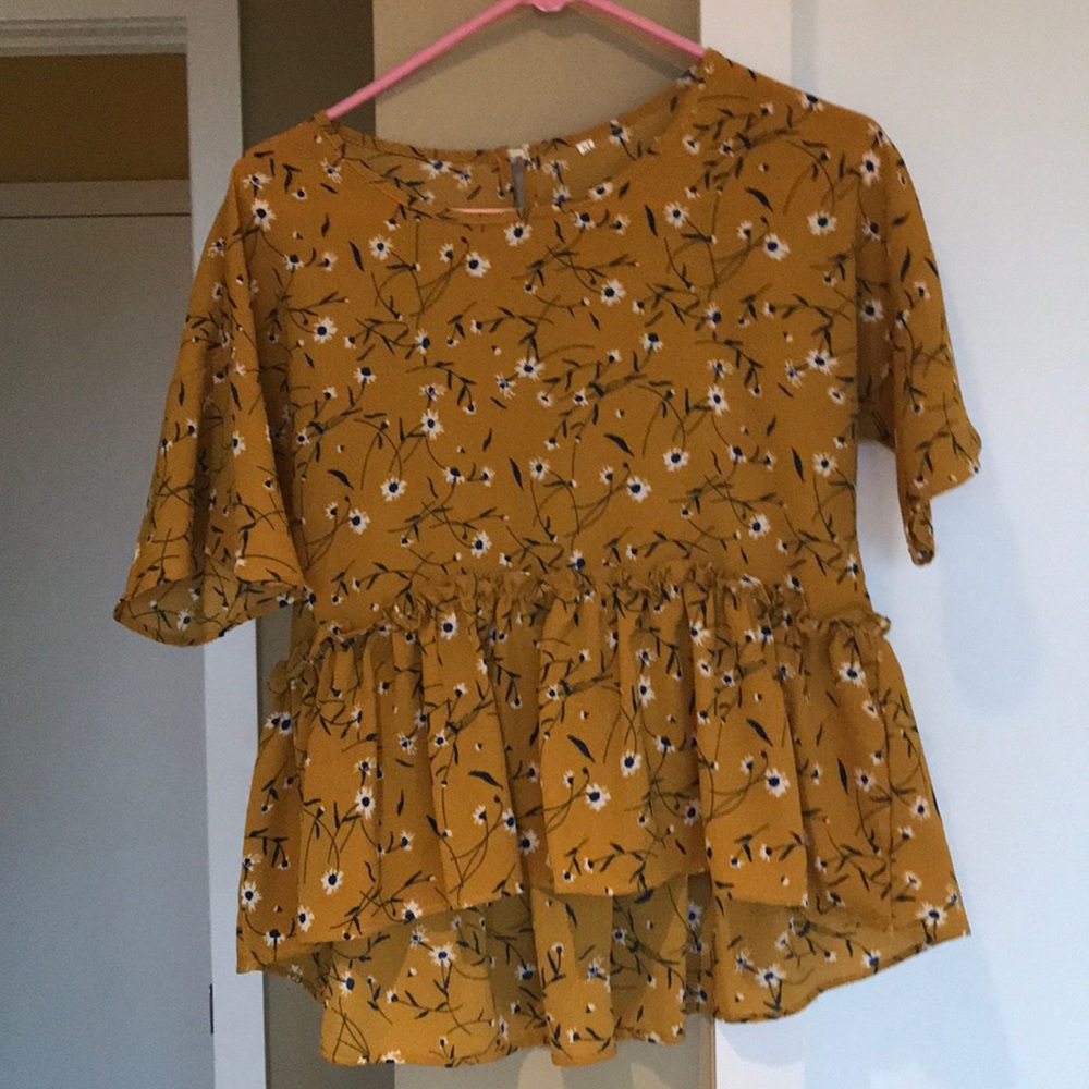Size M yellow peplum short sleeve top